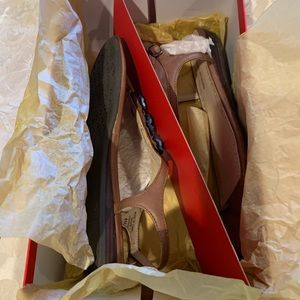 Adrienne Vittadini Tigger Sandals EUC in Box